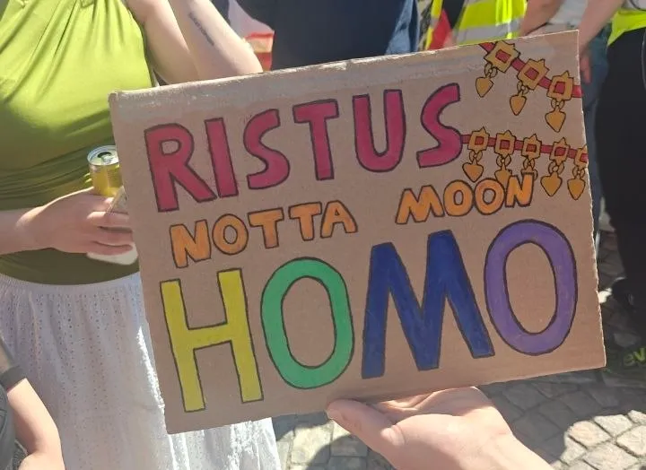 Pohjalaisten homojen kyltti Helsinki Prideillä 2026