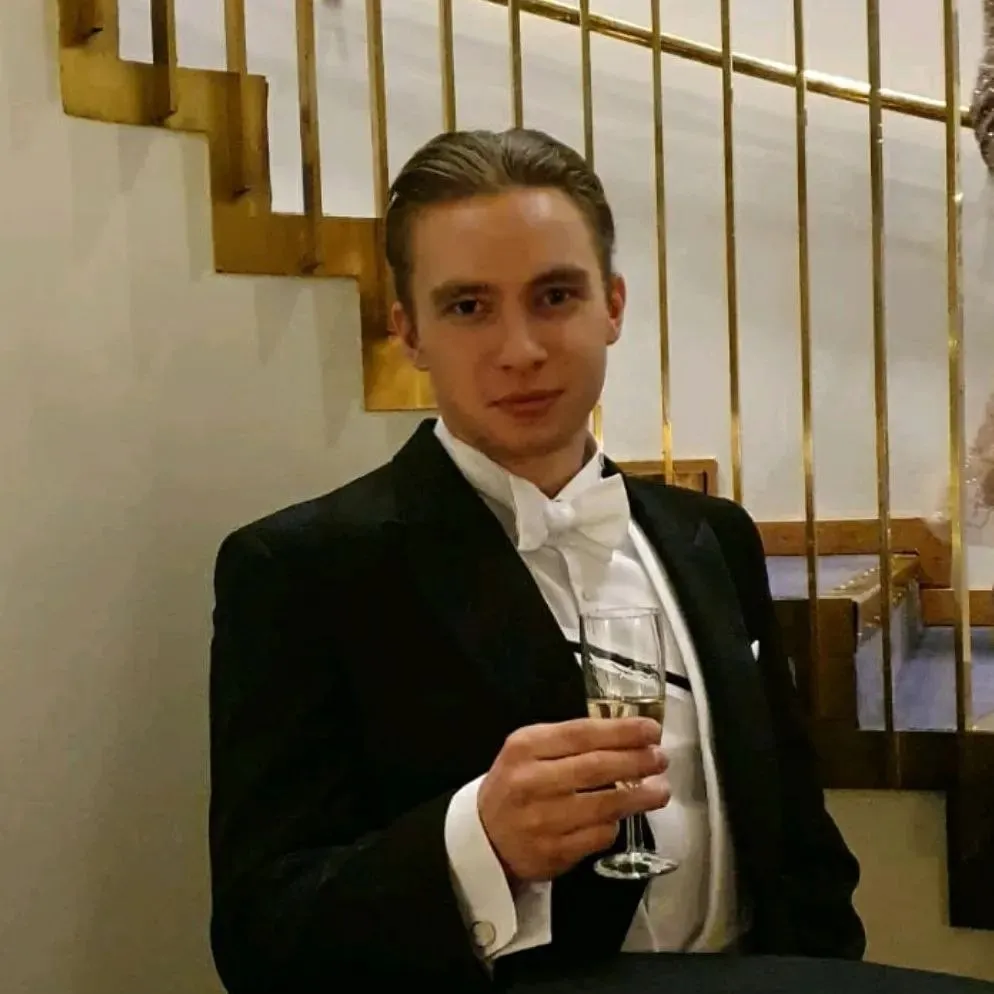 Vasa Nations kurator Alex Byskata som gulnäbb